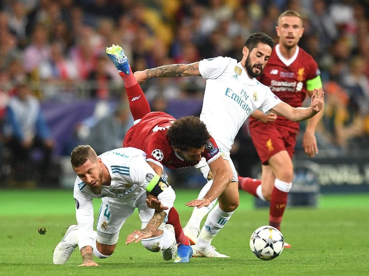 Insiden yang antara Mohamed Salah dengan Sergio Ramos, yang menyebabkan sang pemain asal Mesir cedera di final Liga Champions (Michael Regan/Getty Images)