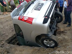 Akhir Cerita Mobil Nyungsep ke Galian