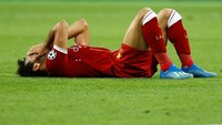 Tahu bahwa penampilannya di final Liga Champions berakhir, Salah tak mampu menahan kesedihannya. Air mata mulai turun dari matanya. (REUTERS/Kai Pfaffenbach)
