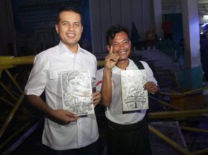 Seniman Jalanan Ini Hadiahi Cawagub Ijeck Lukisan