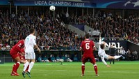 Bola yang disepak Gareth Bale dengan keras meluncur deras menuju arah gawang Liverpool yang dikawal Loris Karius. (Foto: Hannah McKay/Reuters)