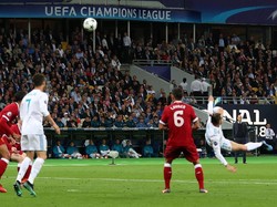 Bola yang disepak Gareth Bale dengan keras meluncur deras menuju arah gawang Liverpool yang dikawal Loris Karius. (Foto: Hannah McKay/Reuters)