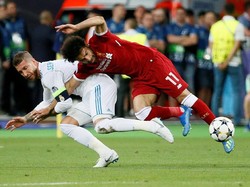 Inilah momen yang menyebabkan Mohamed Salah mengalami cedera. Saat dia berebut bola dengan Sergio Ramos. (REUTERS/Gleb Garanich)