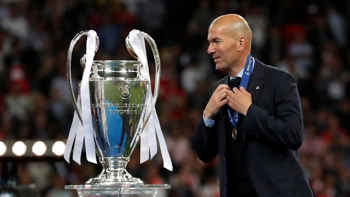 Soccer Football - Champions League Final - Real Madrid v Liverpool - NSC Olympic Stadium, Kiev, Ukraine - May 26, 2018   Real Madrid coach Zinedine Zidane walks past the trophy during the medal ceremony after winning the Champions League    REUTERS/Andrew Boyers