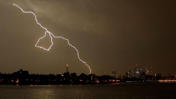Penampakan Ibu dari Segala Badai Petir yang Menyambar London Lightning strikes above Wembley Stadium in London, Britain May 26, 2018. REUTERS/Carl Recine