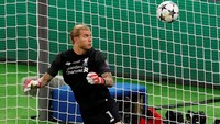 Detik itu juga Loris Karius tahu bahwa ia, dan gawangnya, dalam masalah besar. Ini tergambar dari ekspresi wajahnya. (Foto: Phil Noble/Reuters)