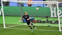 Begini detik-detik akhir saat bola sepakan Gareth Bale gagal dihalau Loris Karius, tepat menjelang si kulit bundar melewati garis gawang. (Foto: SERGEI SUPINSKY/AFP)