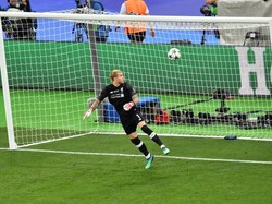 Begini detik-detik akhir saat bola sepakan Gareth Bale gagal dihalau Loris Karius, tepat menjelang si kulit bundar melewati garis gawang. (Foto: SERGEI SUPINSKY/AFP)