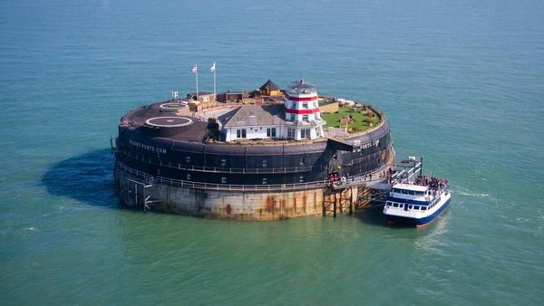 Luarnya Benteng Perang Abad ke-19, Dalamnya Hotel Mewah
