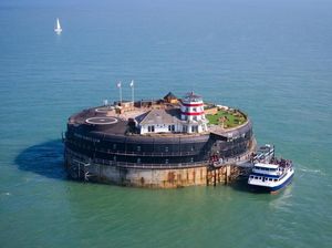 Luarnya Benteng Perang Abad ke-19, Dalamnya Hotel Mewah