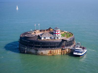 Luarnya Benteng Perang Abad ke-19, Dalamnya Hotel Mewah