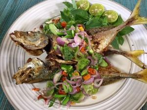 Kriuk Renyah Ikan Goreng Enak Dipadu Bumbu Acar hingga Saus Lada Hitam
