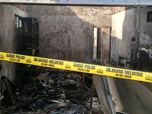 Satu Rumah di Permukiman Bidara Cina yang Terbakar Digaris Polisi Satu Rumah di Permukiman Bidara Cina yang Terbakar Digaris Polisi