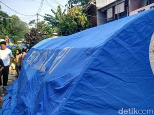 Tenda Pengungsi Didirikan di Permukiman Bidara Cina yang Terbakar Tenda Pengungsi Didirikan di Permukiman Bidara Cina yang Terbakar