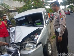 Mobil Kijang Kecelakaan Adu Jangkrik dengan Truk di Banyuwangi