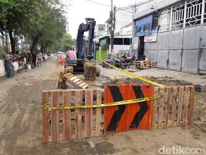 Lubang yang Bikin Mobil Nyungsep Kini Dibatasi Garis Polisi