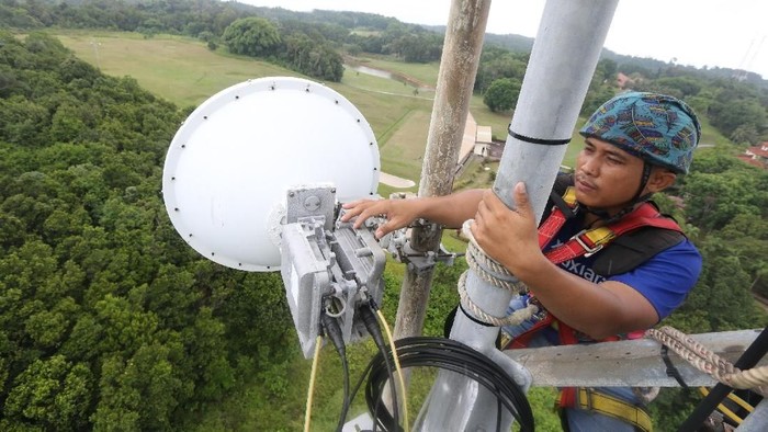 Pemasangan infrastruktur jaringan oleh XL Axiata. Foto: XL Axiata