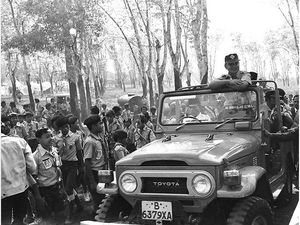 Gaya Pak Harto Naik Land Cruiser Pakai Baju Pramuka