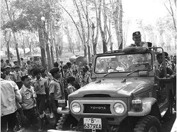 Gaya Pak Harto Naik Land Cruiser Pakai Baju Pramuka