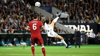Ada sejumlah pemain Liverpool di sekeliling Gareth Bale. Tapi tak ada yang kuasa meredamnya dalam melakukan tendangan salto tersebut. (Foto: Michael Regan/Getty Images)