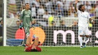 Salah sempat bisa melanjutkan pertandingan, tapi dia kemudian terkapar lagi di atas lapangan tak mampu menahan rasa sakit. (Shaun Botterill/Getty Images)