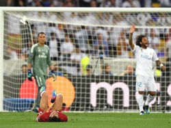 Salah sempat bisa melanjutkan pertandingan, tapi dia kemudian terkapar lagi di atas lapangan tak mampu menahan rasa sakit. (Shaun Botterill/Getty Images)