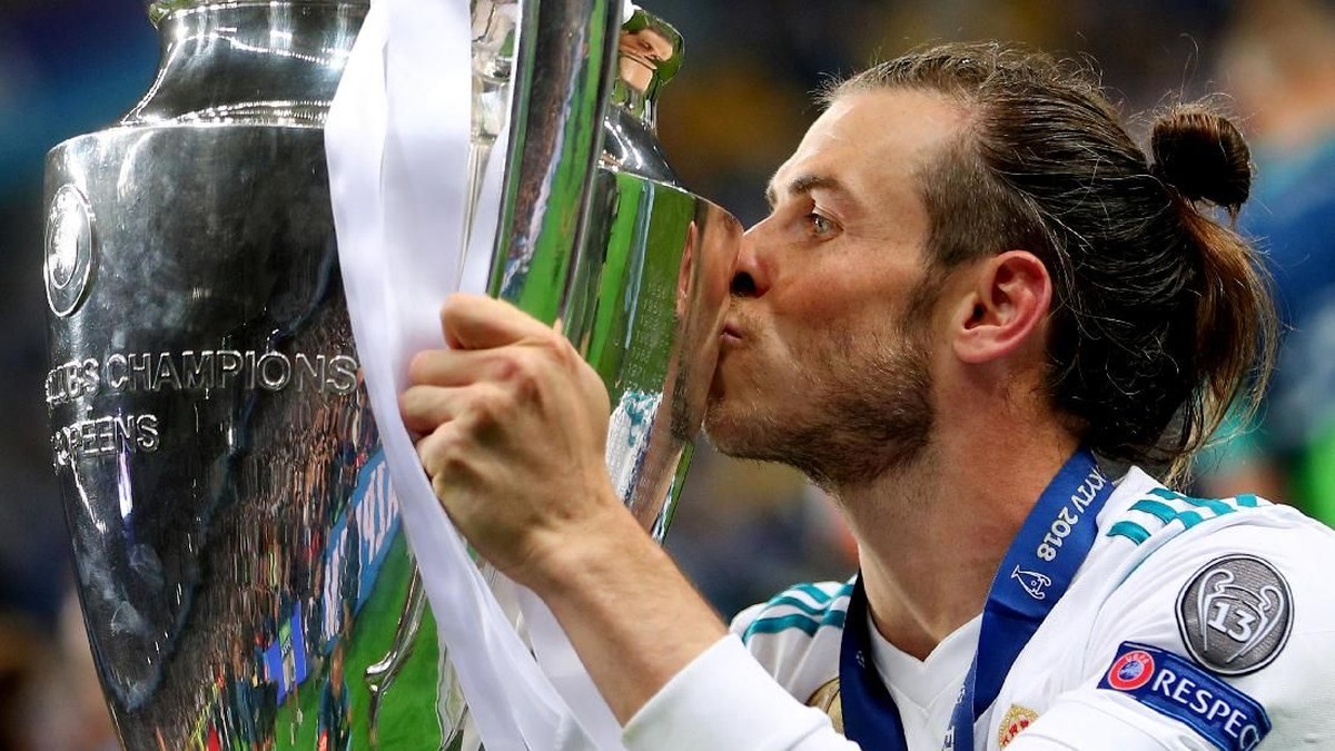 Gareth Bale, pemain terbaik final Liga Champions 2018, mengecup trofi berjuluk Kuping Besar (Foto: Hannah McKay/Reuters)