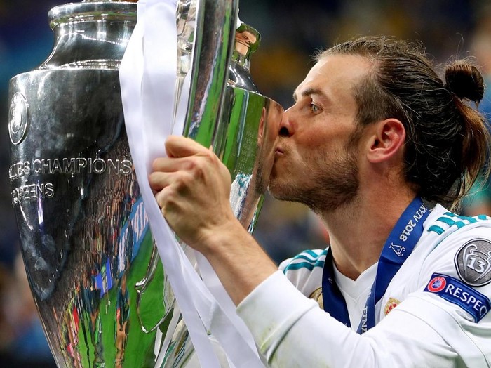 Soccer Football - Champions League Final - Real Madrid v Liverpool - NSC Olympic Stadium, Kiev, Ukraine - May 26, 2018   Real Madrid's Gareth Bale celebrates winning the Champions League by kissing the trophy   REUTERS/Hannah McKay