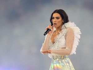 Gaya Seksi Sporty Dua Lipa Pakai Leotard Buka Final Liga Champions