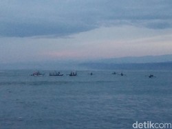 Tangkapan Ikan Melimpah Usai Gelombang Tinggi di Tasikmalaya