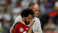 Akibat kejadian ini Salah harus mendapat perawatan dari tim medis Liverpool. (REUTERS/Andrew Boyers)