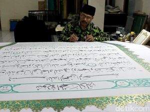 Melihat Alquran Raksasa dari Wonosobo untuk Presiden Jokowi Melihat Alquran Raksasa dari Wonosobo untuk Presiden Jokowi