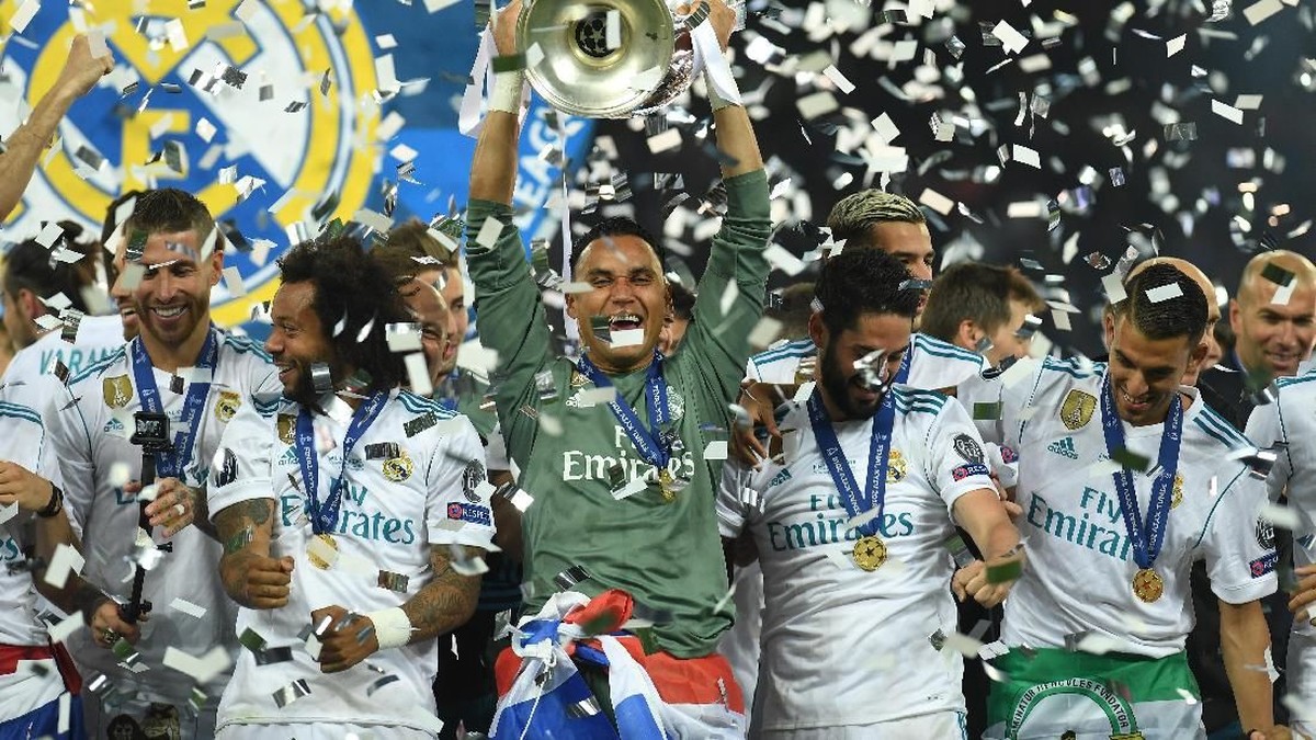 keylor Navas mengangkat trofi Liga Champions 2017/2018. (David Ramos/Getty Images)