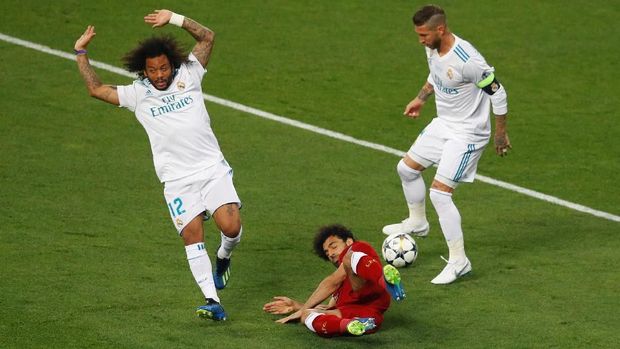 Mohamed Salah mengalami cedera bahu di final Liga Champions.