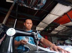 Uniknya Bisnis Permak Pakaian di Manggarai yang Pakai Mesin Jahit Jadul