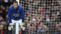 Rio Ferdinand, yang mantan bek, pun secara berkelakar disebut lebih piawai ketimbang Loris Karius ketika harus jadi penjaga gawang dadakan. (Foto: Internet)
