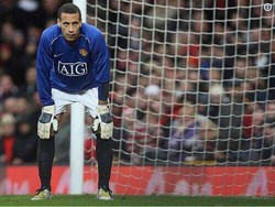 Rio Ferdinand, yang mantan bek, pun secara berkelakar disebut lebih piawai ketimbang Loris Karius ketika harus jadi penjaga gawang dadakan. (Foto: Internet)
