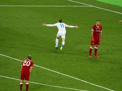 Perayaan Gareth Bale dalam merayakan gol saltonya kembali memperlihatkan betapa ia sebenarnya berada di tengah-tengah kepungan pemain tim lawan. (Foto: Phil Noble/Reuters)