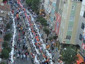 Viral Foto Buka Puasa Terpanjang di Dunia, Seperti Apa Faktanya?