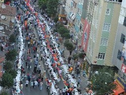 Viral Foto Buka Puasa Terpanjang di Dunia, Seperti Apa Faktanya?