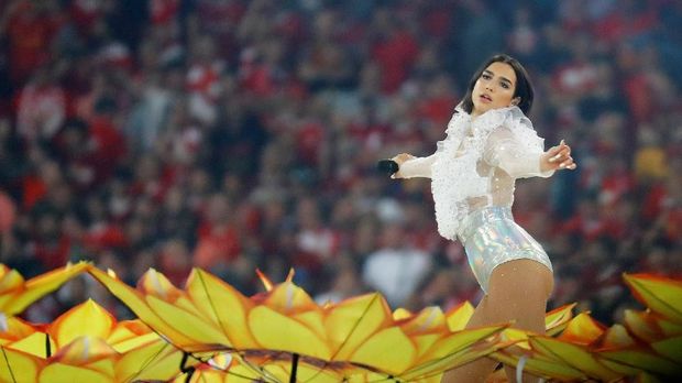 Penyanyi Inggris, Dua Lipa membuka final Liga Champions lewat aksinya.