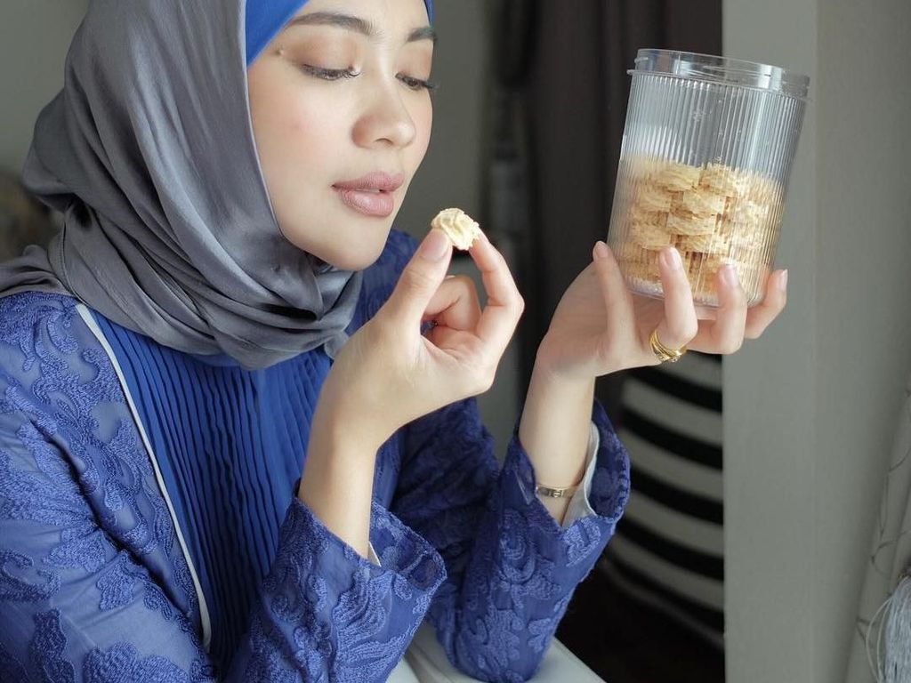 Serunya Gaya Kulineran Indah Dewi Pertiwi hingga Pembukaan Kedai Rakyat Serunya Gaya Kulineran Indah Dewi Pertiwi hingga Pembukaan Kedai Rakyat