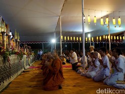 Waisak, Api Abadi dan Air Suci Disemayamkan di Candi Mendut