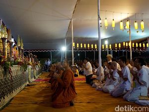 Waisak, Api Abadi dan Air Suci Disemayamkan di Candi Mendut Waisak, Api Abadi dan Air Suci Disemayamkan di Candi Mendut