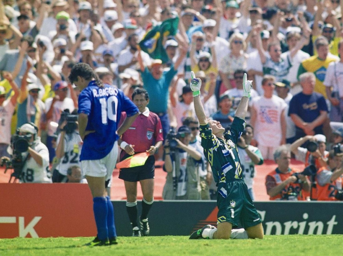 Roberto Baggio gagal mengeksekusi penalti saat Italia berhadapan dengan Brasil di final Piala Dunia 1994 (Shaun Botterill/Getty Images)