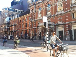 Orang Amsterdam Itu Baik-baik, Tapi Tidak Saat Naik Sepeda