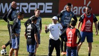Latihan ini dipimpin langsung oleh pelatih timnas Argentina, Jorge Sampaoli. Foto: Marcelo Endelli/Getty Images