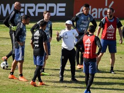Latihan ini dipimpin langsung oleh pelatih timnas Argentina, Jorge Sampaoli. Foto: Marcelo Endelli/Getty Images