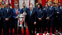 Real Madrid memulai parade perayaan La Decimotercera (gelar ke-13) Liga Champions pada Minggu (27/8/2018) sore waktu setempat. Gelar didapat setelah mengalahkan Liverpool 3-1. (Foto: Javier Barbancho/Reuters)