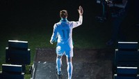 Parade itu berlanjut dan berakhir di Stadion Santiago Bernabeu. Di sana para pemain dipangil satu per satu untuk masuk ke dalam lapangan. (Foto: Denis Doyle/Getty Images)